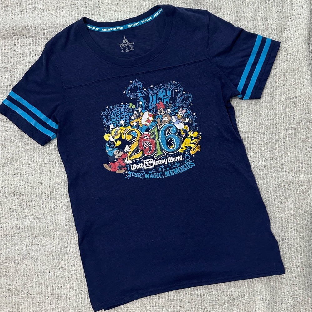 Disney Parks 2016 Navy Blue T-Shirt Music, Magic, Memories Size Large